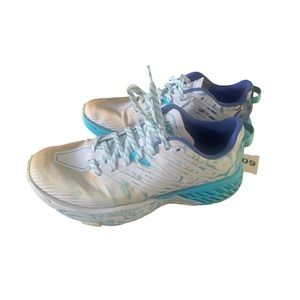 Women’s Hoka One One, Speedgoat 4, size 8.5. Gently worn only a few times 🔥🔥